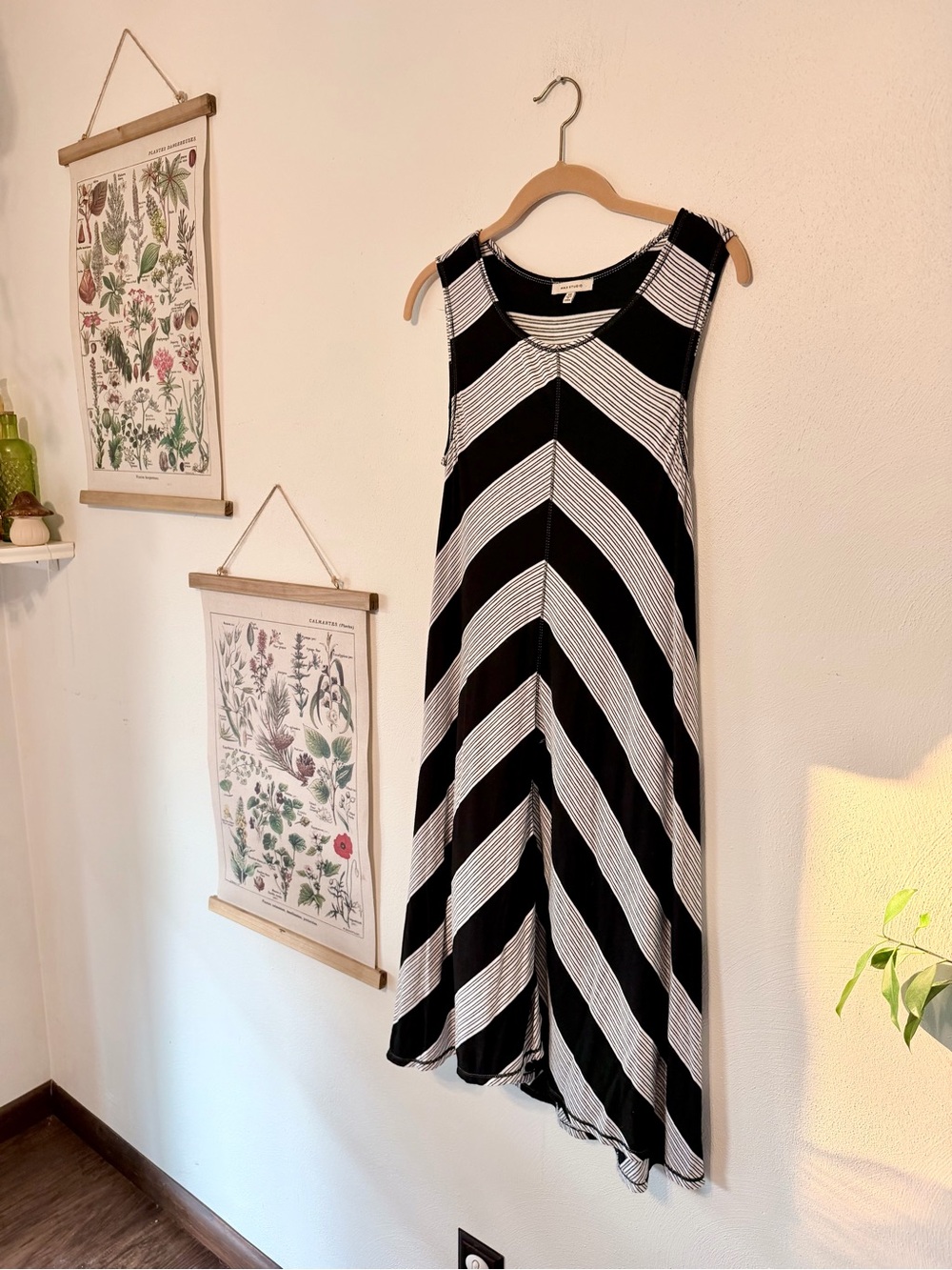 Max Studio - XSmall - Black and White Chevron Midi Dress